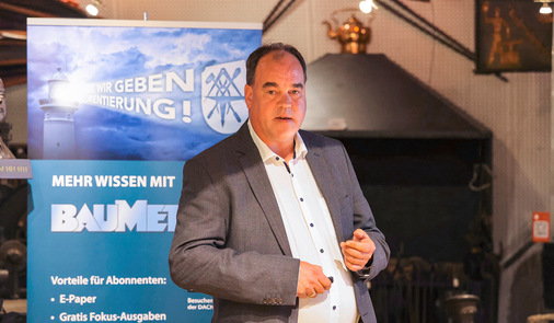 Stefan Holz schildert Schadensfälle, die durch nachträgliche PV-Montagen auf industriell gefertigten Metalldächern entstanden