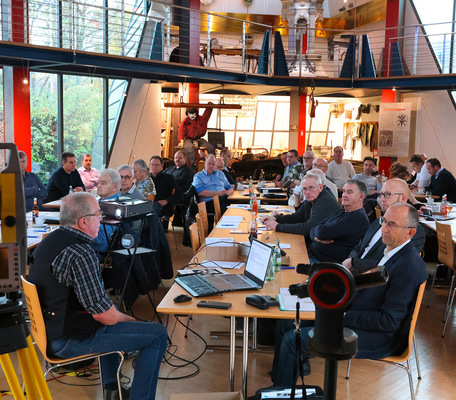 Rainer Löber (sitzend mit schwarzer Weste) stellt Geräte und ­Funktionsweisen digitaler Messtechnik vor