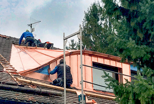 Die Eindeckung einer geschwungenen Schleppdachgaube mit Kupfer ­erfordert Erfahrung, Präzision und handwerkliches Können