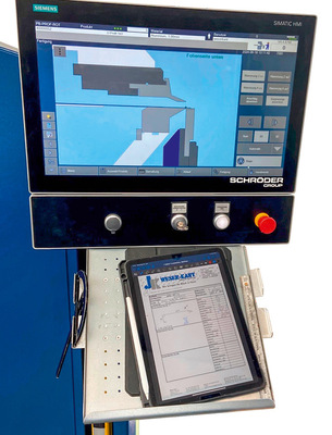 Kein durchgängig ­digitaler Prozess, aber praktisch: Auf einer ­Halterung unter der Steuerung liegt das iPad mit dem Auftrag