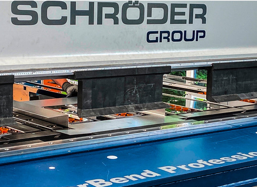 Das Blech an der waagerecht gestellten Biegewange anzuschlagen, ist eine von drei Anschlagmöglichkeiten