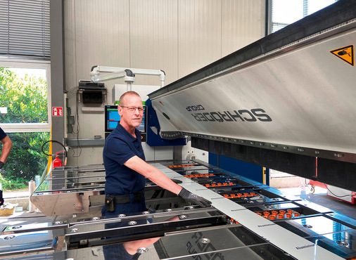 Weser-Kant-Mitarbeiter Andreas Timmermann an der Powerbend Professional UD mit drehbarer Oberwange und Saugplattenanschlag