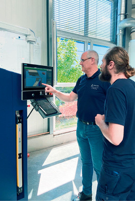 Joachim Kersting und ­Mitarbeiter Lars Lobitz an der Steuerung „POS 2000 Professional“. Hier werden auch die Blecheigenschaften hinterlegt