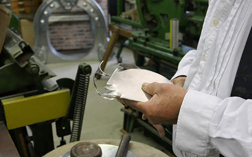 Aus dem gewalzten Zinn wird eine Ronde ausgeschnitten