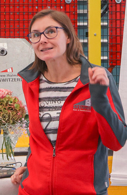 Nina Brenner erklärt das ­Archivsystem „Paperless“