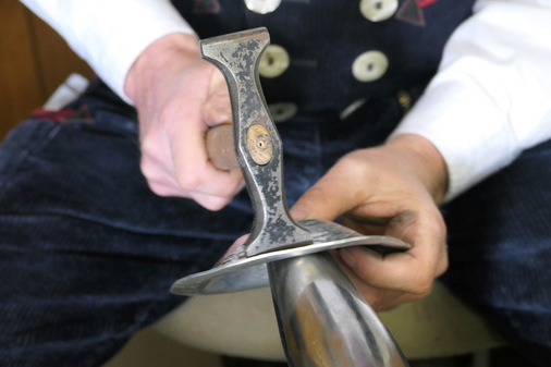 Auf dem Sperrhaken wird der Korpus mit dem Schweifhammer vom Boden zur Öffnung aufgezogen