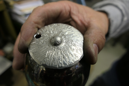 In der Gürtlerwerkstatt von Manfred Schulze gibt es viel zu entdecken. So kann dort auch Zinnschmuck angefertigt werden