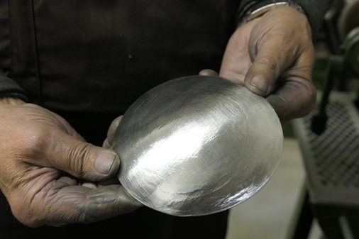 Das Zinn kann aufpoliert oder mit einem Schmuckschlag versehen werden