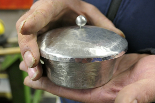 Nicht jeder Versuch endet mit einem Becher. Findige Spengler wissen sich natürlich zu helfen. So kann aus einem Becher schnell eine formschöne Dose werden