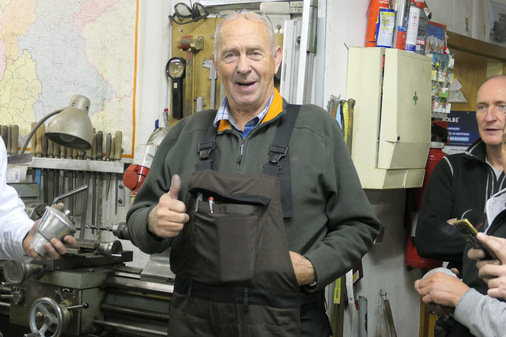 Daumen hoch! Manfred Schulze ist stolz auf die Arbeiten der Teilnehmer