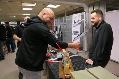 So macht man das! Baumetaller packen an
