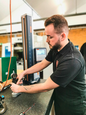 Einmalig! Die Werkzeugspezialisten von Dräco gewährten den Mitgliedern des BAUMETALL-Treffs einen exklusiv Einblick in die Fertigung in Deizisau