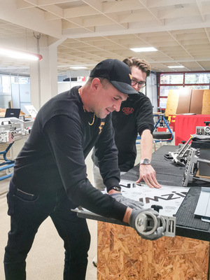 Daniel Sebenji beim Rollformen