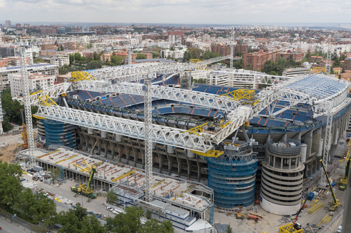 Vier Hautträger Träger in Fachwerkbauweise stützen das gesamte Dach des Bernabéu-Stadions