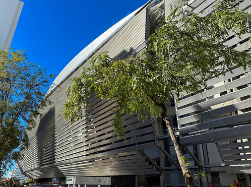 Die werkstofftypische Korrosionsbeständigkeit von Edelstahl macht die Stadionhaut extrem robust und für Jahrzehnte beständig gegen ­Witterungs- oder Umwelteinflüsse