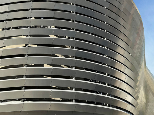 Insgesamt formen 13 250 Lamellen aus Edelstahl Rostfrei mit ­unterschiedlicher Krümmung und Größe in offener Anordnung die skulpturale Hülle