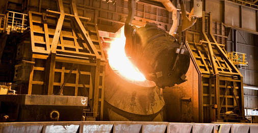 Ein Konverter des Stahlwerks der Dillinger Hütte beim Befüllen mit Roheisen