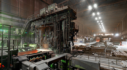 Die Dimensionen der Hauptträger in Fachwerkkonstruktion werden an der Größe der Arbeiter sichtbar