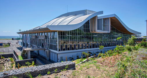 Von der Seite wird das aerodynamische Konzept des neuen Terminals ­ersichtlich. Die geschwungene Dachform befördert Frischluft über die ­Mitte des Daches ins Gebäude