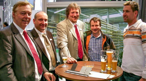 Jürgen Votteler (l.), Heinz Stemper und Harald Baisch im Kundengespräch 2008 auf der Dach + Holz in Stuttgart