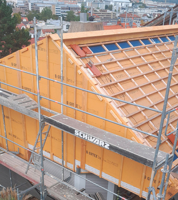 Dach und Fassade wurden mit einer Dämmschicht aus Holzweichfaserplatten ausgestattet