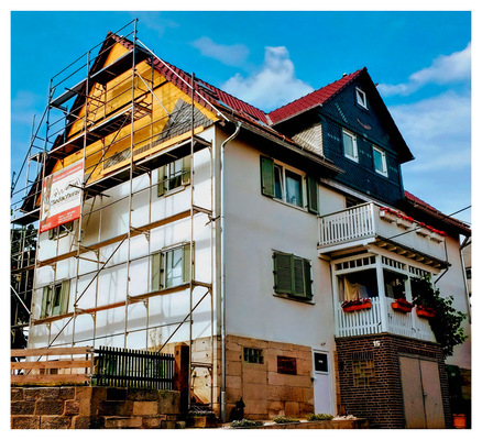 Das Sanierungsobjekt wird mit Ziergiebeln aus Schiefer ausgestattet