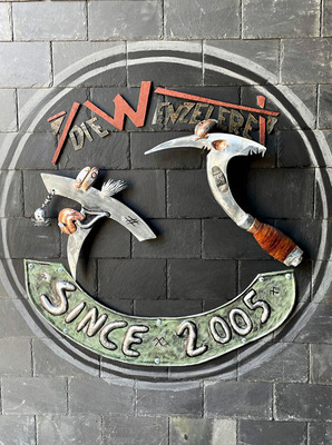 Schiefer trifft Metall am Firmenemblem der Wenzelerei