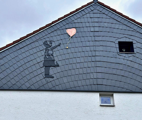 Ziergiebel im Look des britischen Streetart-Künstlers Banksy