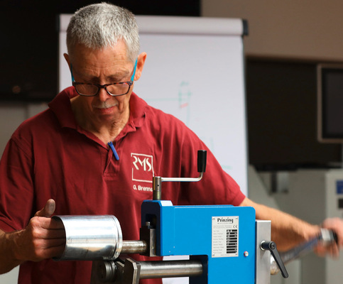Im Rahmen eines BAUMETALL-Workshops zeigt Ausbilder Gert Brenner vergessen geglaubte Tricks an der Sickenmaschine