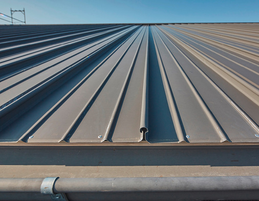 Industrielles Falzdach: Sicken und wulstförmige Falze sorgen für Steifigkeit