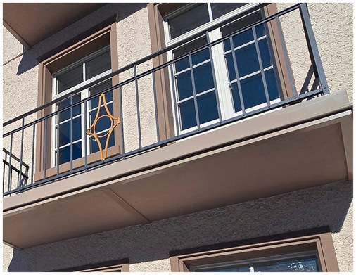 Einer der 36 Balkone am Bestandsgebäude. Die Wulstabschlussprofile wurden vom Team der Spenglerei Glauser gefertigt und montiert