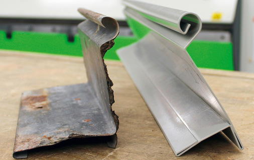 Die Glauser Spenglerei & Bedachungen AG fertigte die Balkonabschlussbleche mit Wulst aus Titanzink, basierend auf einem originalen Musterstück des Bestands­gebäudes. Das hier abgebildete Teststück wurde aus Aluminium gefertigt