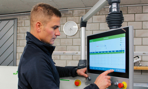 Sven Brägger, eidgenössisch diplomierter Spenglerpolier, gibt im Handumdrehen die Profildaten der Balkonabschlussbleche über die benutzerfreundliche, einfach und intuitiv bedienbare ­Steuerung der Schwenkbiegemaschine F41 von Cidan ein