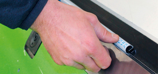 Mit der Schwenkbiegemaschine F41 lässt sich der Wulst der ­Abschlussbleche exakt, schnell und problemlos herstellen. Für den Wulstdurchmesser wurden 22 mm gewählt, was dem Standardwulst­durchmesser einer 33er-Regenrinne entspricht