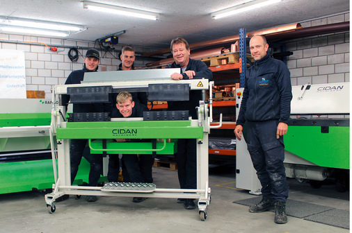 Das Team um Firmenchef Stephan Glauser (2. v. r.) zeigt, dass gute Laune, Teamgeist und Spaß bei der Arbeit Hand in Hand gehen