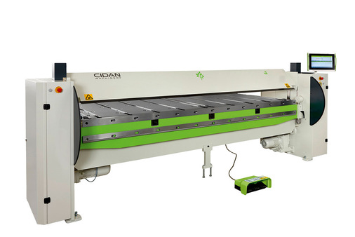 Die vielseitig einsetzbare Schwenkbiegemaschine F41 von Cidan (unten) ist ein unverzichtbarer Bestandteil des Maschinenparks. Gründe dafür sind ihre einfache Bedienbarkeit und ihre große ­Öffnungsweite (150 mm)