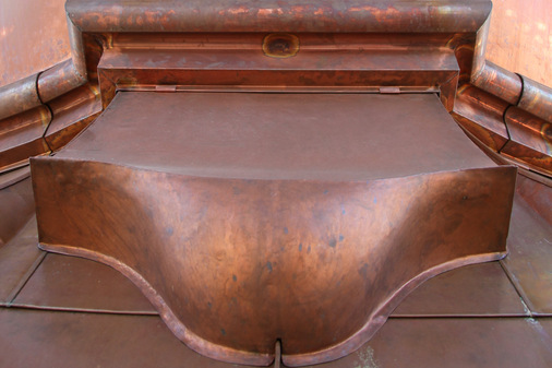 Aufwendiges Kupferdetail am Kirchturm