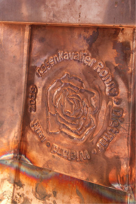 Plakette am Turmschaft: Weil sie aus abgerissenem Kirchturmkupfer Spenglerrosen anfertigten, bekamen die Turmspengler den Spitznamen Rosenkavaliere