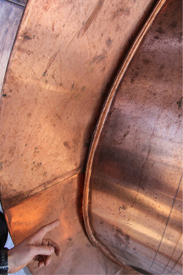 Die Seitenblenden der Lisenen wurden am Übergang zur Zwiebeleindeckung aufwendig dem Scharverlauf folgend eingefalzt