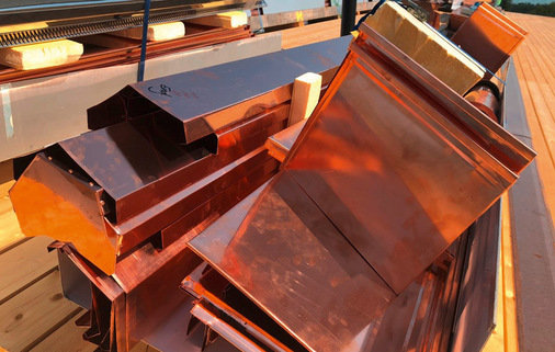 Ein durchdachter Verlegeplan gewährleistet, dass der Kranfahrer die Transportkisten optimal auf dem Metalldach positioniert – für einen schnellen und reibungslosen Montageprozess