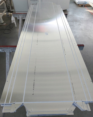 Um Fassadenelemente aus Alu-Verbundwerkstoffen  zu ­biegen, wird eine V-Nut in das Bauteil eingefräst