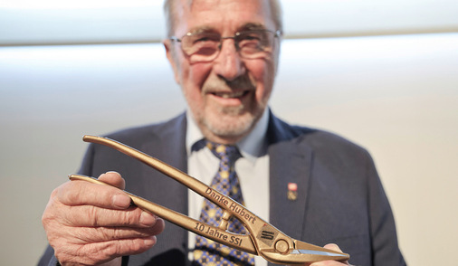 Eine goldene Schere für Hubert Trenkwalder