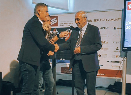 Andreas Buck bedankt sich bei Hubert Trenkwalder