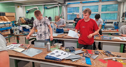 Souverän erledigen die Auszubildenden ihre Aufgaben