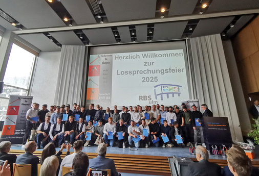 Stolz präsentieren sich die Junggesellinnen und Junggesellen