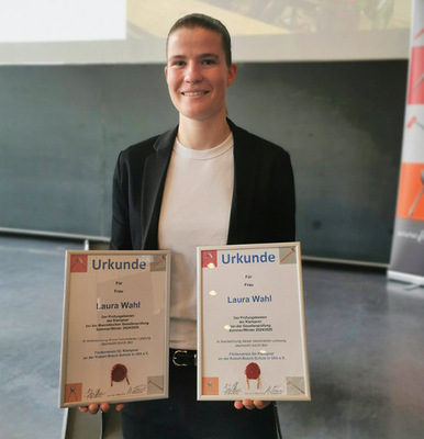 Starke Leistung: Laura Wahl (Dangel ­Metall GmbH) freut sich über ihre Aus­zeichnung. Sie schloss die Sommer­prüfungen als Jahrgangsbeste ab