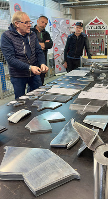 Aller Anfang ist schwer: Friedrich Reinbold instruiert die Teilnehmer