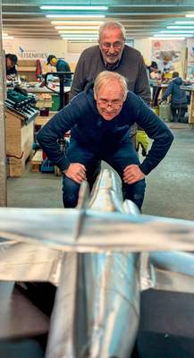 Workshop-Pilot Friedrich Reinbold kümmert sich mit Teilnehmer Hubert Trenkwalder um den fluchtgerechten Zusammenbau von Rumpf, Flügeln und Leitwerk