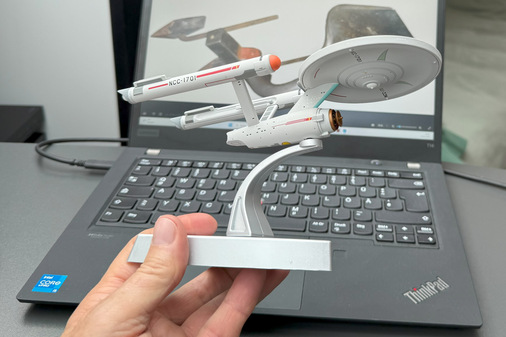 Corgi-Metalldruckguss-Modell des Raumschiffs Enterprise. Auf dem Monitor: das Foto des Enterprise-Schaleisen 