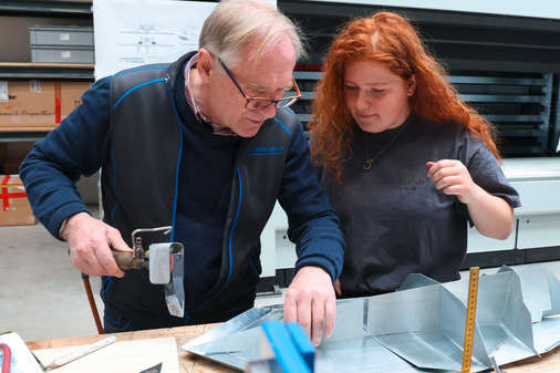 Workshop-Trainer Friedrich Reinbold gibt Roos Bluekens wertvolle Hinweise